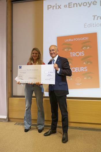 Laura Poggioli, lauréate et Philippe Wahl, président du Groupe et de la Fondation La Poste, avec un énorme carton représentant un chèque