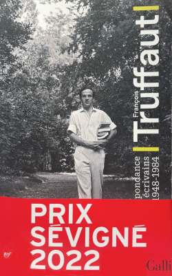 Couverture du livre : photo de Truffaut en pieds avec des livres dans les mains et avec bandeau rouge du prix Sévigné