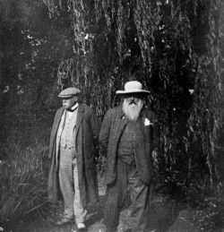 Photo de Monet et Clémenceau dans le jardin de Giverny