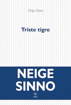 Couverture blanche avec le titre en bleu, le nom de l'auteur en gris et un bandeau bleu sur lequel figure en gros caractères blanc Neige Sinno