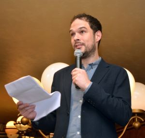 Photo d'Arthur Dreyfus lisant son discours de réception du prix Wepler lors de la soirée du 13 novembre 2023