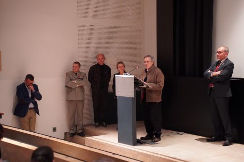Photo du réalisateur Jean-Pierre Bertin Maghit prenant la parole, entouré du producteur, du directeur du musée de l'armée, de la déléguée générale de la Fondation...