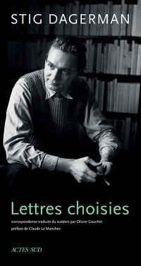 Couverture des Lettres choisies de Stig Dagerman avec photo en noir et blanc de l'auteur assis devant bibliothèque