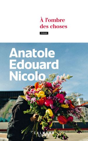 Couverture du livre avec photo d'un jeune homme caché par un bouquet de fleurs