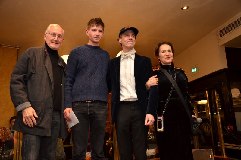 Photo de Philippe Wahl avec les lauréats du prix Wepler Fondation La Poste et Marie-Rose Guarnieri