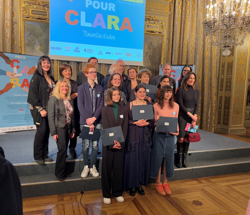 Photo des six lauréats du prix clara avec les partenaires dont Anne-Marie Jean, Fondation La Poste