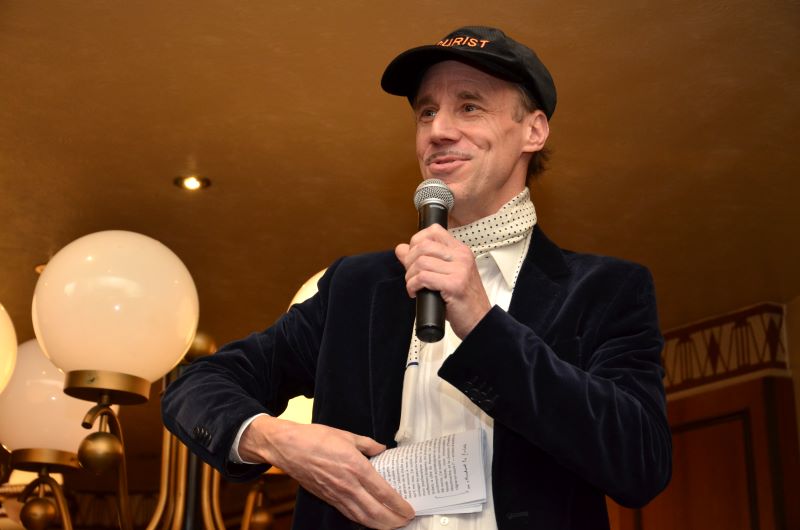 Photo de Thomas Clerc faisant son discours de réception du prix