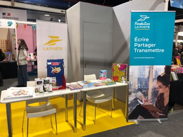 Photo du stand de la Poste et de la Fondation au Salon du livre de Montreuil