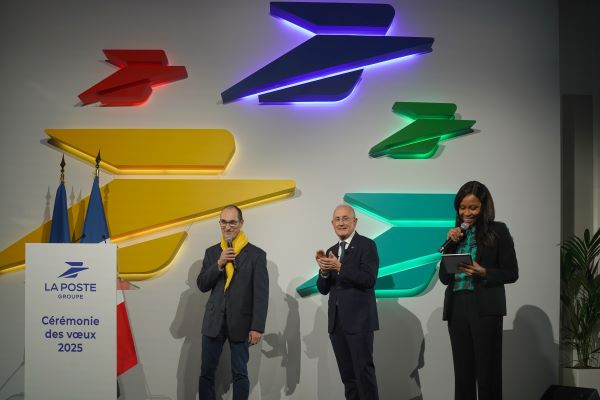 Photo du lauréat avec le Président du Groupe La Poste