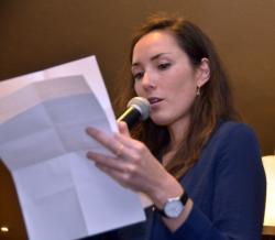 Photo d'Elisa Shua Dusapin lisant son discours de réception du prix Wepler