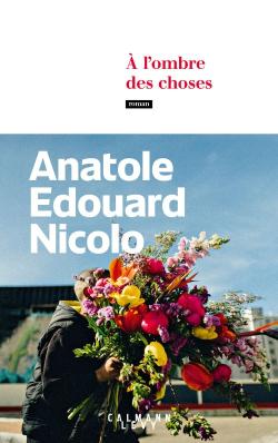 Couverture du livre A l'ombre des choses : photo d'un jeune homme caché par un bouquet de fleurs