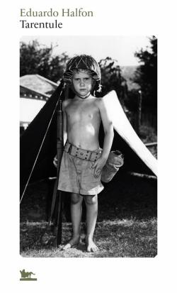 Couverture du livre avec photo en noir et blanc d'un enfant debout de face