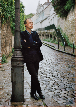 Photo de Thomas Clerc, debout dans les rues de Montmartre