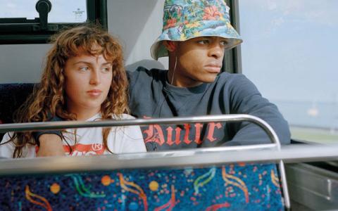 visuel du festival avec photo de deux jeunes gens assis dans un tram