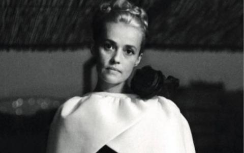 photo en noir et blanc de Jeanne Moreau jeune, de face