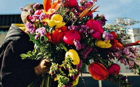 Visuel de FLoriLettres 252 : jeune homme caché derrière un gros bouquet de fleur