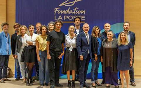 Photo de groupe : lauréats du prix, éditeurs, membre du jury, président de La Poste, déléguée générale de La Fondation La Poste