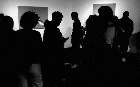 Photo en noir et blanc d'un groupe de silhouettes