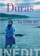 Couverture du Livre dit de Marguerite Duras, avec photo de l'écrivaine devant la mer