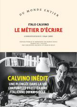 Couverture du livre Italo Calvino, Le métier d'écrire avec photo de l'écrivain à son bureau