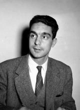 Photo d'Italo Calvino jeune en noir et blanc