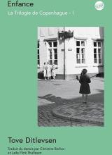 Couverture de l'ouvrage Enfance de Tove Ditlevsen, fond vert avec photo en noir et blalnc
