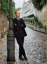 Photo de Thomas Clerc, debout dans les rues de Montmartre